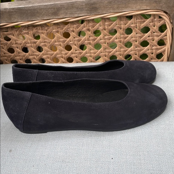 Eileen Fisher Women's Elegant Black Flats - Picture 2 of 7